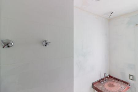 Banheiro de kitnet/studio à venda com 1 quarto, 27m² em Pinheiros, São Paulo