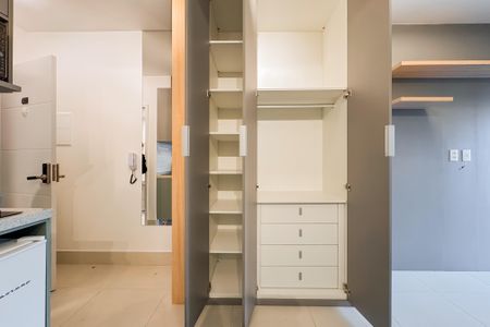 Studio para alugar com 24m², 1 quarto e sem vaga Studio para alugar com 24m², 1 quarto e sem vagaArmários