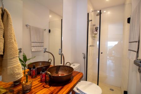 Apartamento para alugar com 100m², 2 quartos e 2 vagas Apartamento para alugar com 100m², 2 quartos e 2 vagasBanheiro