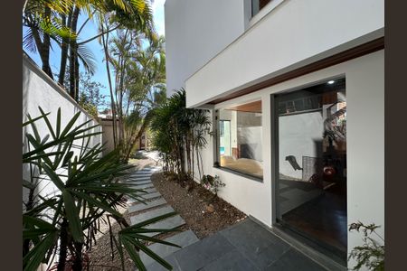 Casa de condomínio para alugar com 400m², 4 quartos e 4 vagas Casa de condomínio para alugar com 400m², 4 quartos e 4 vagasQuintal