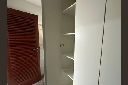 Casa de condomínio para alugar com 400m², 4 quartos e 4 vagas Casa de condomínio para alugar com 400m², 4 quartos e 4 vagasDespensa