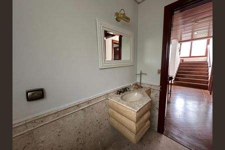 Casa de condomínio para alugar com 400m², 4 quartos e 4 vagas Casa de condomínio para alugar com 400m², 4 quartos e 4 vagasBanheiro 1