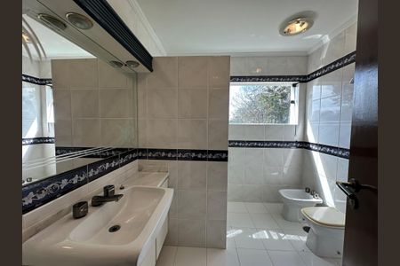 Casa de condomínio para alugar com 400m², 4 quartos e 4 vagas Casa de condomínio para alugar com 400m², 4 quartos e 4 vagasBanheiro da Suíte 1