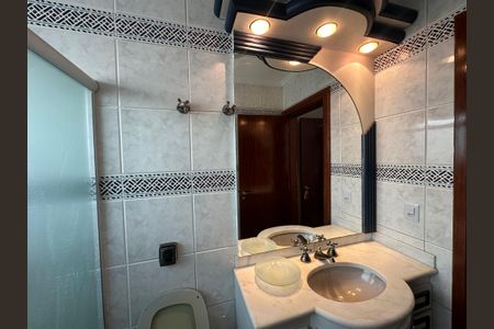 Casa de condomínio para alugar com 400m², 4 quartos e 4 vagas Casa de condomínio para alugar com 400m², 4 quartos e 4 vagasBanheiro da Suíte 2