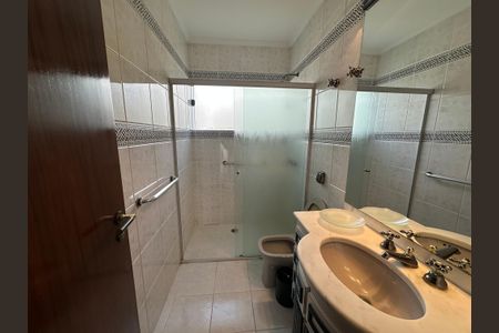 Casa de condomínio para alugar com 400m², 4 quartos e 4 vagas Casa de condomínio para alugar com 400m², 4 quartos e 4 vagasBanheiro da Suíte 2