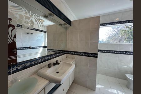 Casa de condomínio para alugar com 400m², 4 quartos e 4 vagas Casa de condomínio para alugar com 400m², 4 quartos e 4 vagasBanheiro da Suíte 1