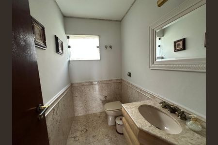 Casa de condomínio para alugar com 400m², 4 quartos e 4 vagas Casa de condomínio para alugar com 400m², 4 quartos e 4 vagasBanheiro 1