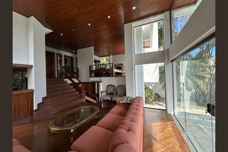 Casa de condomínio para alugar com 400m², 4 quartos e 4 vagas Casa de condomínio para alugar com 400m², 4 quartos e 4 vagasSala