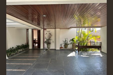 Casa de condomínio para alugar com 400m², 4 quartos e 4 vagas Casa de condomínio para alugar com 400m², 4 quartos e 4 vagasFachada