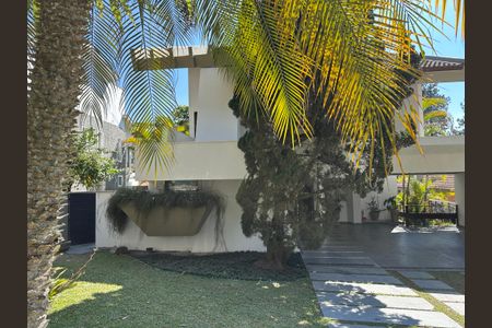 Casa de condomínio para alugar com 400m², 4 quartos e 4 vagas Casa de condomínio para alugar com 400m², 4 quartos e 4 vagasFachada