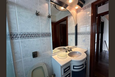 Casa de condomínio para alugar com 400m², 4 quartos e 4 vagas Casa de condomínio para alugar com 400m², 4 quartos e 4 vagasBanheiro da Suíte 2