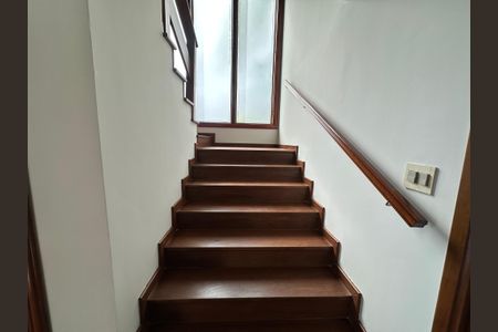 Casa de condomínio para alugar com 400m², 4 quartos e 4 vagas Casa de condomínio para alugar com 400m², 4 quartos e 4 vagasEscada