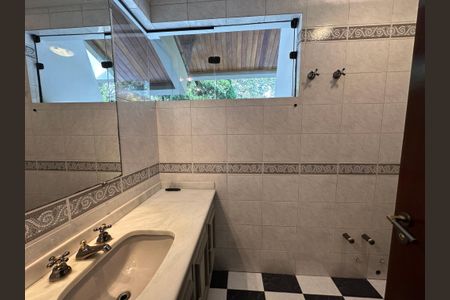 Casa de condomínio para alugar com 400m², 4 quartos e 4 vagas Casa de condomínio para alugar com 400m², 4 quartos e 4 vagasBanheiro da Suíte 3