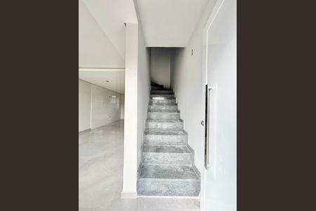 Casa à venda com 67m², 2 quartos e 1 vaga Casa à venda com 67m², 2 quartos e 1 vagaEscada