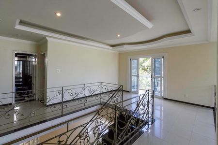 Casa à venda com 560m², 4 quartos e 10 vagas Casa à venda com 560m², 4 quartos e 10 vagasCorredor