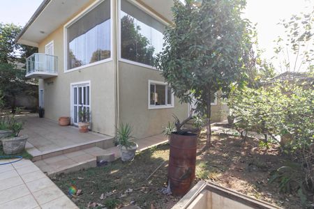 Casa à venda com 560m², 4 quartos e 10 vagas Casa à venda com 560m², 4 quartos e 10 vagasQuintal