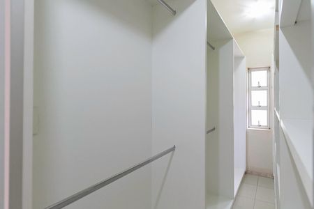 Casa à venda com 560m², 4 quartos e 10 vagas Casa à venda com 560m², 4 quartos e 10 vagasCloset da suíte