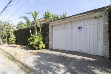 Casa à venda com 560m², 4 quartos e 10 vagas Casa à venda com 560m², 4 quartos e 10 vagasFachada
