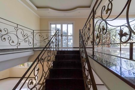 Casa à venda com 560m², 4 quartos e 10 vagas Casa à venda com 560m², 4 quartos e 10 vagasEscada