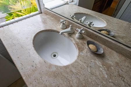 Casa à venda com 350m², 4 quartos e 6 vagasBanheiro da Suíte 3