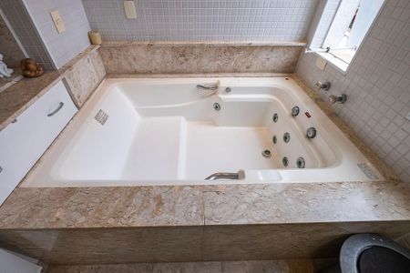 Casa à venda com 350m², 4 quartos e 6 vagasBanheiro da Suíte 1