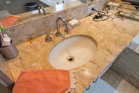 Casa à venda com 350m², 4 quartos e 6 vagasBanheiro da Suíte 1