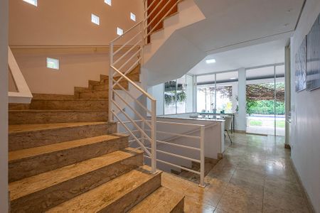 Sala de casa à venda com 4 quartos, 350m² em Alto de Pinheiros, São Paulo