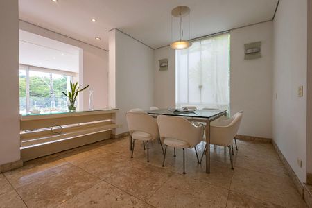 Casa à venda com 350m², 4 quartos e 6 vagasSala