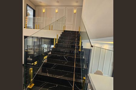 Casa para alugar com 241m², 2 quartos e 3 vagas Casa para alugar com 241m², 2 quartos e 3 vagasEscada