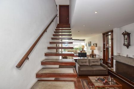 Casa à venda com 316m², 5 quartos e 4 vagasEscada