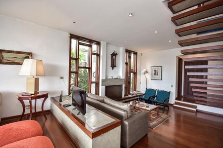 Sala de casa à venda com 5 quartos, 316m² em Jardim Leonor, São Paulo