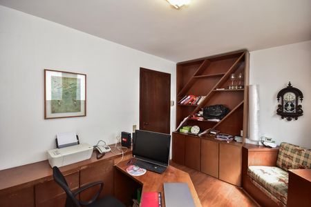 Casa à venda com 316m², 5 quartos e 4 vagasQuarto 2