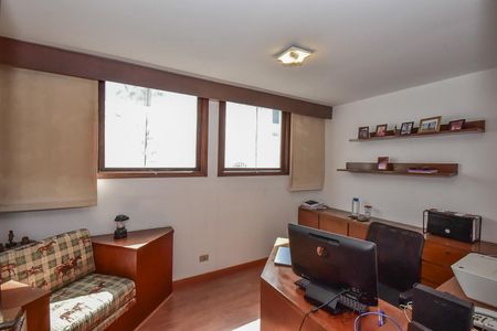 Casa à venda com 316m², 5 quartos e 4 vagasQuarto 2