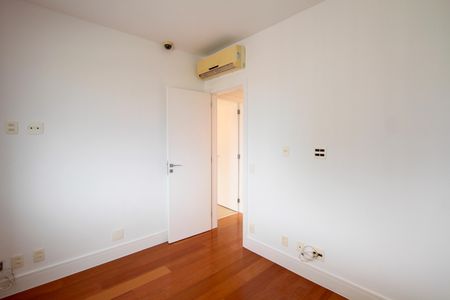 Quarto 1 de apartamento à venda com 3 quartos, 145m² em Barra da Tijuca, Rio de Janeiro