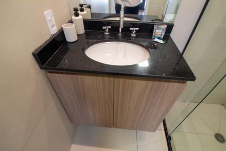 Banheiro de kitnet/studio para alugar com 1 quarto, 31m² em Jardim das Acacias, São Paulo