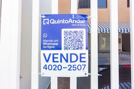 Casa à venda com 218m², 3 quartos e 2 vagas Casa à venda com 218m², 3 quartos e 2 vagasPlaca