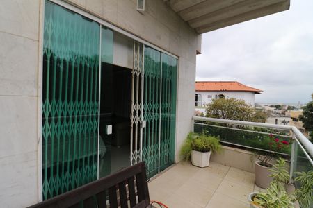 Casa à venda com 356m², 5 quartos e 3 vagasVaranda