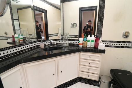 Casa à venda com 356m², 5 quartos e 3 vagasBanheiro da Suíte 4