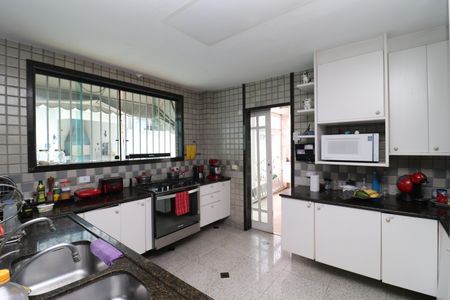 Casa à venda com 356m², 5 quartos e 3 vagasCozinha