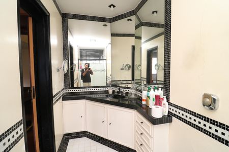 Casa à venda com 356m², 5 quartos e 3 vagasBanheiro da Suíte 4