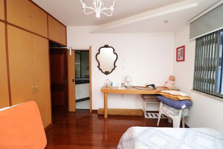 Casa à venda com 356m², 5 quartos e 3 vagasSuíte 4
