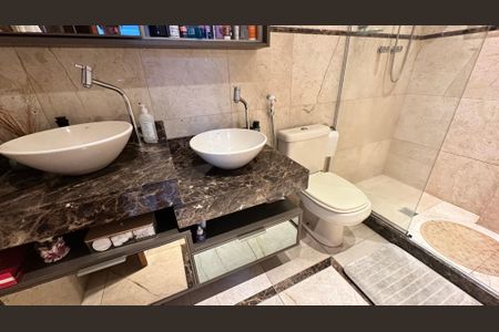 Apartamento para alugar com 300m², 4 quartos e 2 vagas Apartamento para alugar com 300m², 4 quartos e 2 vagasBanheiro social 2