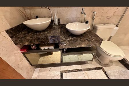 Apartamento para alugar com 300m², 4 quartos e 2 vagas Apartamento para alugar com 300m², 4 quartos e 2 vagasBanheiro social 2