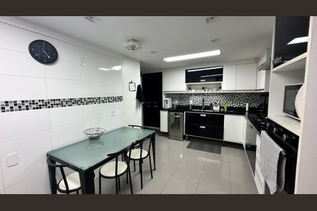 Apartamento para alugar com 300m², 4 quartos e 2 vagas Apartamento para alugar com 300m², 4 quartos e 2 vagasCozinha