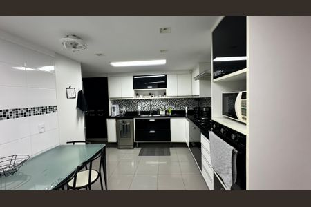 Apartamento para alugar com 300m², 4 quartos e 2 vagas Apartamento para alugar com 300m², 4 quartos e 2 vagasCozinha