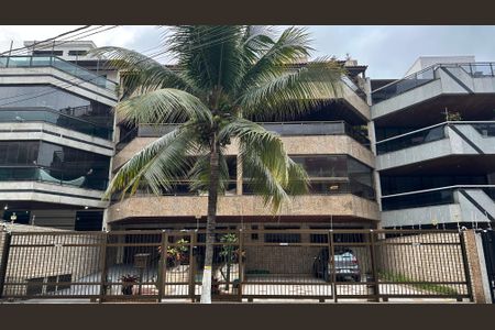 Apartamento para alugar com 300m², 4 quartos e 2 vagas Apartamento para alugar com 300m², 4 quartos e 2 vagasFachada