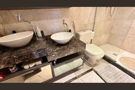 Apartamento para alugar com 300m², 4 quartos e 2 vagas Apartamento para alugar com 300m², 4 quartos e 2 vagasBanheiro social 2