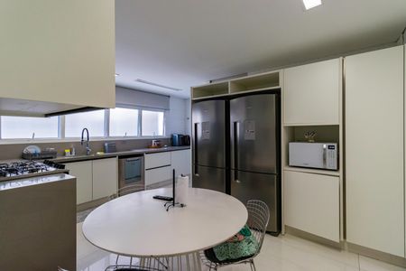 Apartamento à venda com 238m², 4 quartos e 4 vagasCozinha