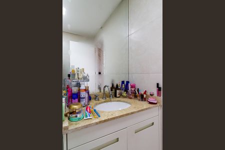 Apartamento à venda com 238m², 4 quartos e 4 vagasBanheiro do Quarto 2