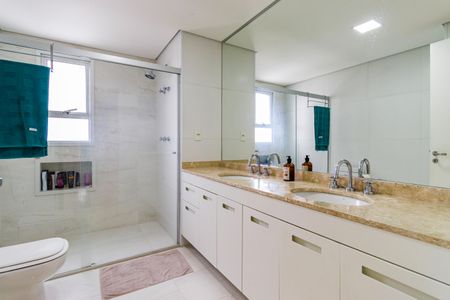 Apartamento à venda com 238m², 4 quartos e 4 vagasBanheiro do Quarto 3